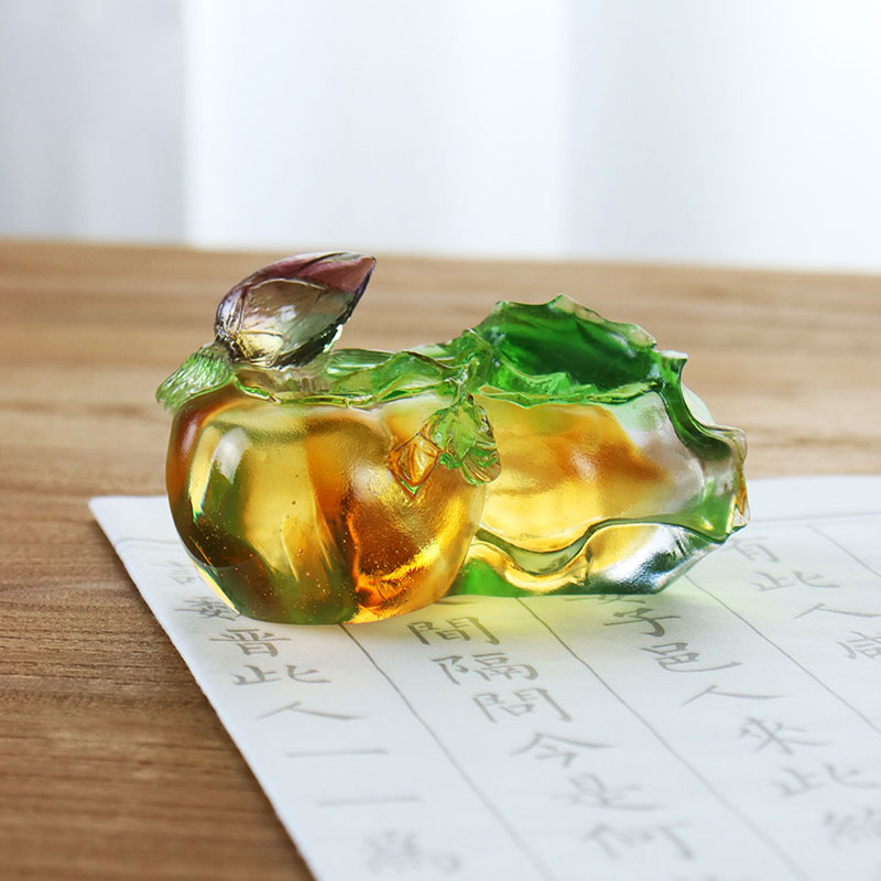 Datolyaszilva alakú, színes kristályüveg szobordíszek