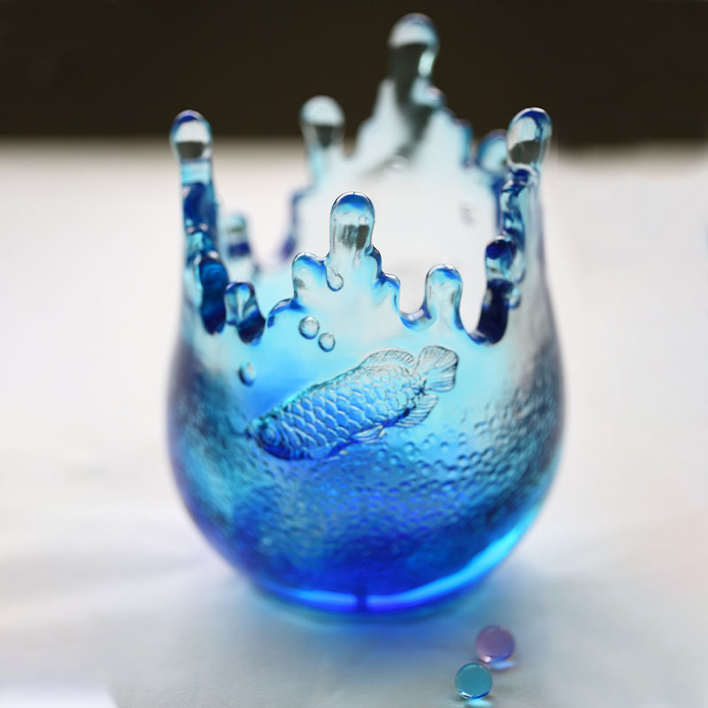 Kék üvegáru díszek, halmintákkal gravírozva