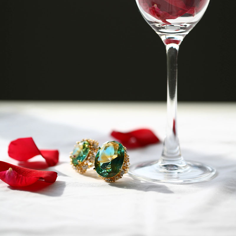 Zöld üveg fülbevaló arany fülpárnával