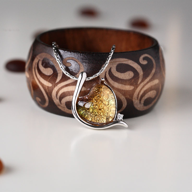 Elegáns ezüst színű karkötő üveg medállal kirakott