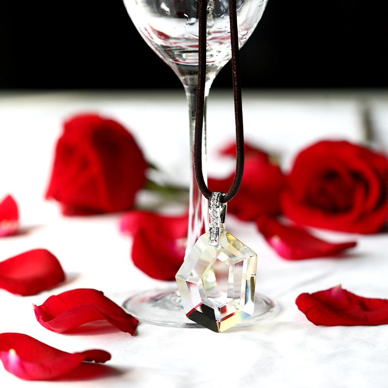 Ezüst színű nyaklánc, üveg medálmintás rögzítéssel