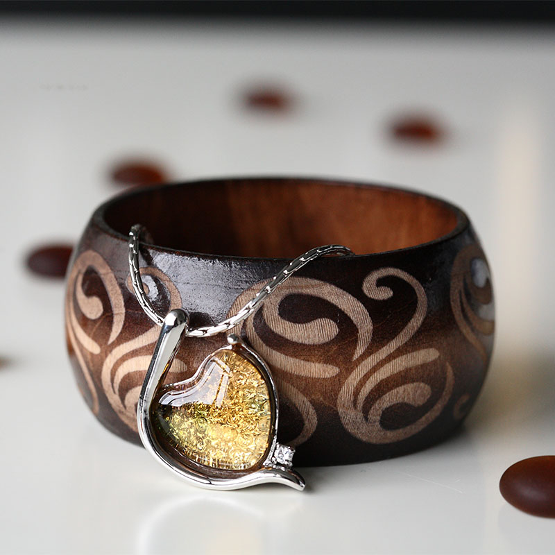 Elegáns ezüst színű karkötő üveg medállal kirakott