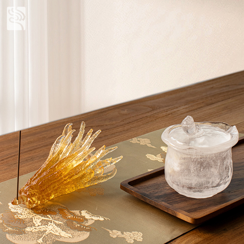 Kézzel formált arany színű üveg füstölőtartó