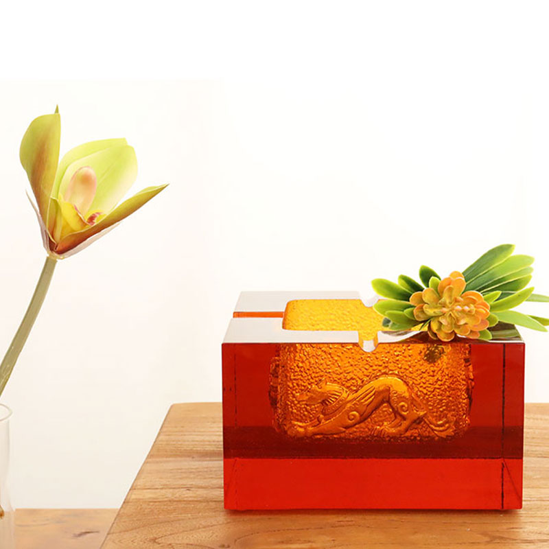 Piros üveg hamutartó, gyönyörű dombornyomott állatmintákkal