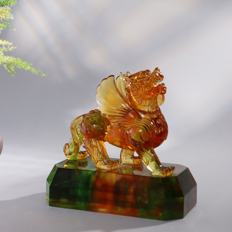 Kristálytiszta színű mázas fenevad díszek