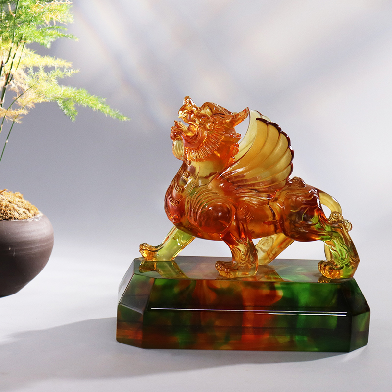 Kristálytiszta színű mázas fenevad díszek