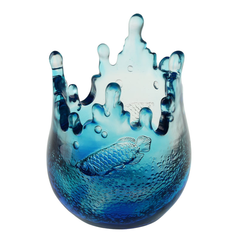 Kék üvegáru díszek, halmintákkal gravírozva